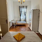 Weiner Central Apartment *